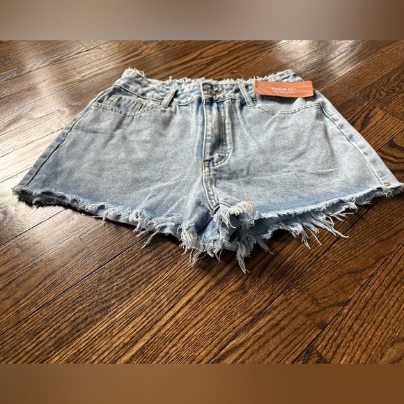 Shein Women’s Light Wash High Rise Raw Frayed Hem Denim Shorts Size 28 - Picture 3 of 5